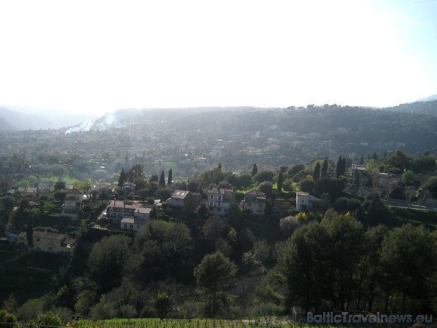 Skats no pilsētiņas uz kalniem un lauku mājiņām 42679