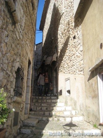 Šodien pilsētiņas mājās atrodas ne tikai veikaliņi un restorāni, bet arī daudzu mākslinieku darbnīcas 42682