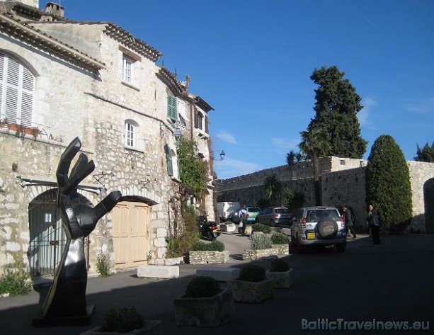 Nelielos pilsētas laukumus grezno dažādu mākslinieku skulptūras 42687