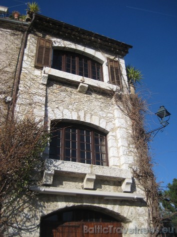 Vasaras laikā pilsētas māju sienas rotā krašņas puķes 42688