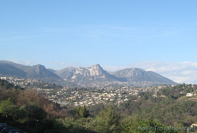 Skats uz kalniem no pilsētas ielām 42690