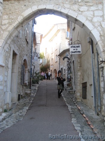 Galvenā tūristu ieliņa ar vairākiem apģērbu, vīnu, rotājumu veikaliņiem un mākslinieku galerijām 42691