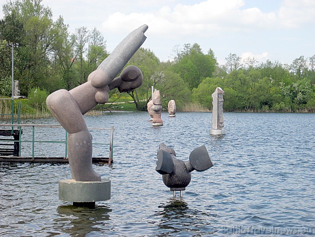 Dažas skulptūras ir izvietotas ainaviski skaistajā Vilnojos ezerā 43578