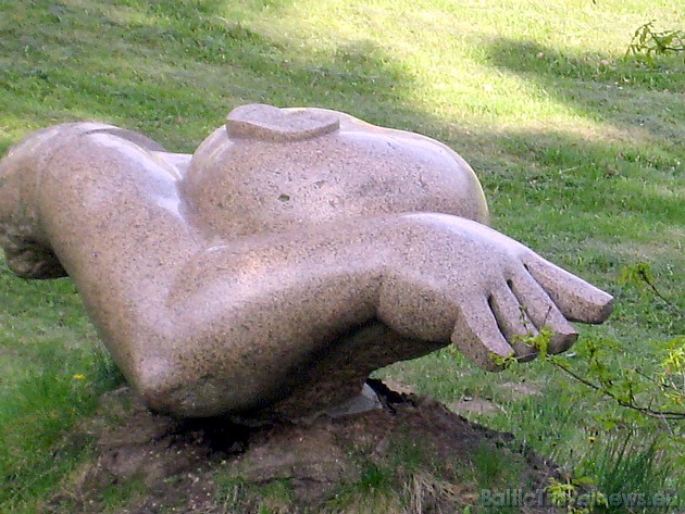 2001. gadā tika uzaicināti 8 slaveni Lietuvas mākslinieki uz akmens skulptūru simpoziju, kur viņi brīvi īstenoja savas idejas laukakmeņos. Tagad simpo 43582