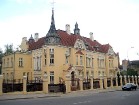 Šauļos dzīvojošā ādas fabrikanta H. Frenkeļa villa, uzcelta 1908. g. – vienīgā Šauļos un ir viena no nedaudzajiem Lietuvā esošiem XX gs. sāk. modernās 1