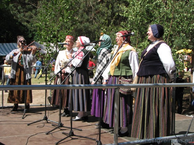 Tautisku noskaņu veido gan organizēta dažādu folkloras kopu uzstāšanās, gan tautas mūzikas meistaru dūdu, bungu, vijoļu u.c. instrumentu spēle amatnie 44498