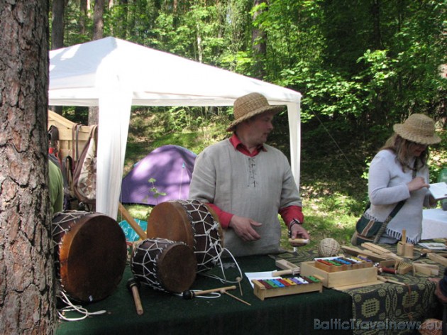 Tautas mūzikas instrumenti ieņem nozīmīgu vietu Brīvdabas gadatirgus piedāvājumu klāstā. Turpat varat arī saņemt konsutācijas, kādos godos ko spēlēt 44510