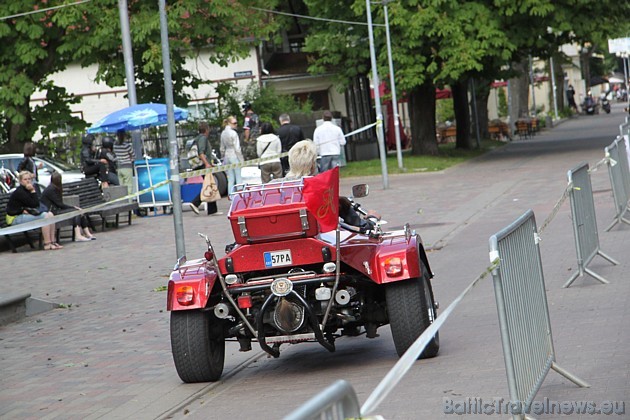 Jomas iela Jūrmalā bija sadalīta - puse motociklistiem un velosipēdistiem, bet otra puse gājējiem 44707