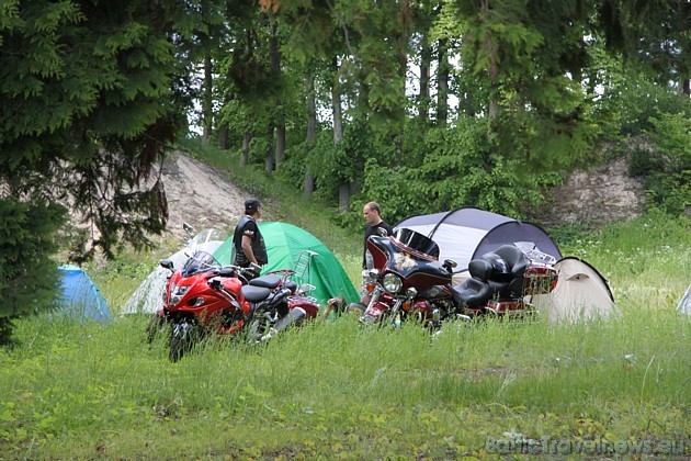 Daudzi no motociklistiem izvēlas nakšņot teltīs 44797