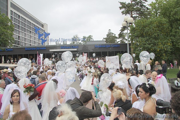 Līgavu parāde 2010 Jūrmalā 13.06.2010 sākas pie viesnīcas www.hoteljurmala.lv 44818