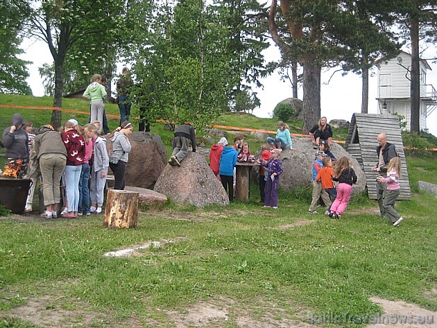 Jūras piekraste ir labiekārtota pikniku rīkošanai 45693