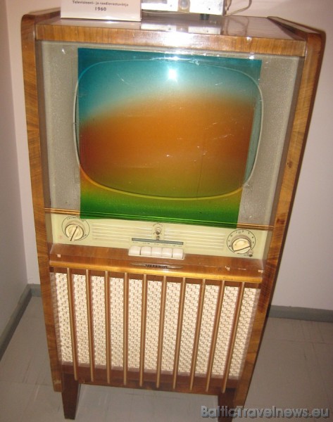 Televizors, kurā krāsainu bildi radīja priekšā pieliktais caurspīdīgais tonētais fona papīrs 45910