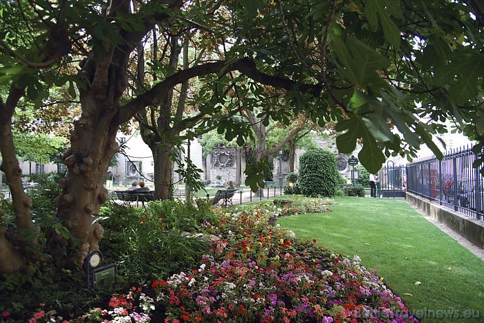 Parīze ir leģendāra ne tikai vērienīgo tūrisma objektu dēļ, bet arī tāpēc, ka rindās pie tiem jāgaida stundām. Kā īsti ir? Cik ilgi Parīzē jāstāv rind 47890