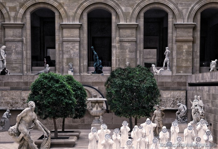 Luvru nevajag apmeklēt brīvdienās, mēnešu pirmajās svētdienās un darbdienās laikā no 10 līdz 13 - tad rinda ir vēl daudz garāka! 
Foto: picspack/woll 47898