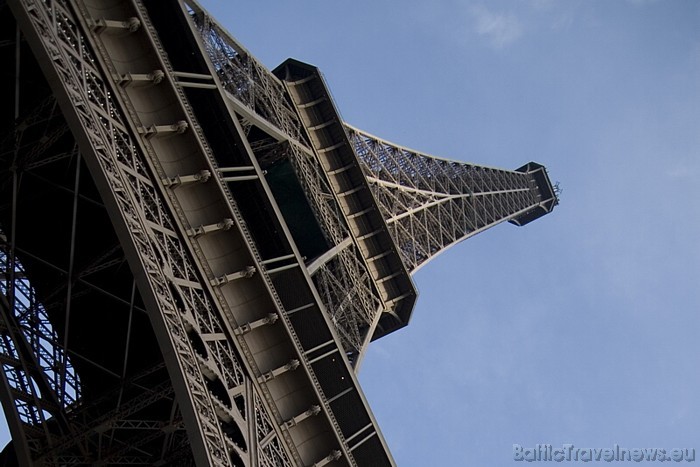 Rindās pie Eifeļa torņa brīvdienās jāgaida līdz pat trīs stundām. Savukārt torņa restorānam, kur maltīte vakarā maksā ap 200 eiro, ir savs lifts!
Fot 47901