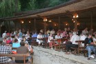 Bulgāru vakara apmeklētāji pulcējas vakariņām 8