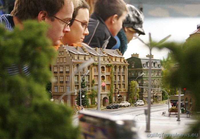 Vilcienu modeļu ideja radusies 2000. gadā, bet muzejparks Miniatur Wunderland apmeklētājiem durvis vēra 2002. gadā un kopš tā laika mazajā brīnumzemē  48974