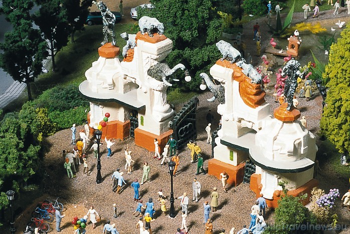 Miniatur Wunderland apskatāmi dažādu valstu un pilsētu modeļi - attēlā redzams Hamburgas zoodārzs miniatūrā 48975