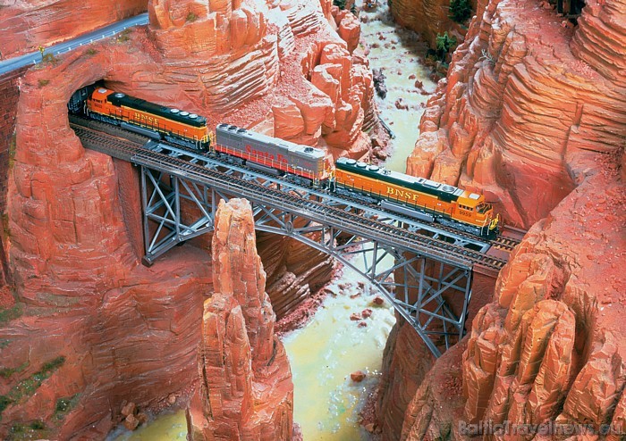 Miniatur Wunderland telpas ir sadalītas vairākās daļās, kurā katrā iekārtota sava valsts, reģions vai pilsēta, piemēram, Hamburga, Šveice, Austrija, A 48978