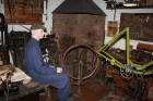 Kolekcijas īpašnieki būs pateicīgi par jebkuru informāciju sakarā ar seno velosipēdu vai detaļu atrašanās vietu 13