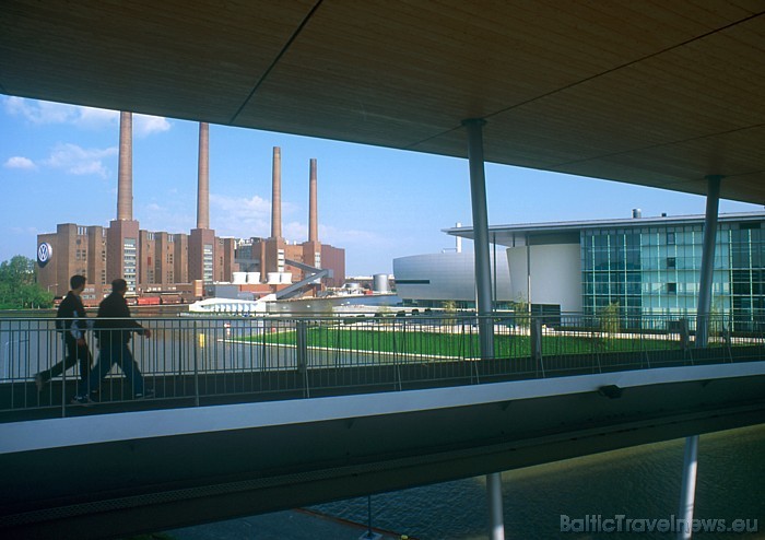 Autostadt komplekss atrodas tieši blakus Volkswagen ražotnei un tas tika atklāts 01.06.2010 - reizē ar pasaules Expo izstādi Hannoverē 
Foto: Autosta 50743