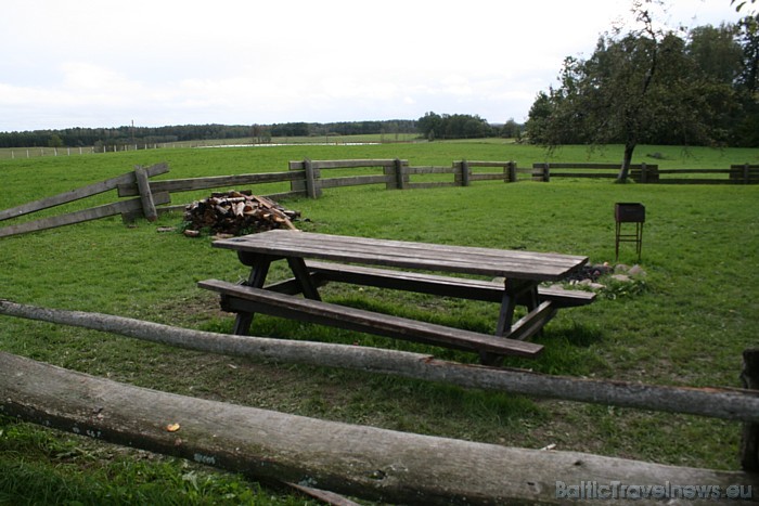 Ikviens apmeklētājs tiek aicināts izmantot Cīruļu piknika galdus 50811