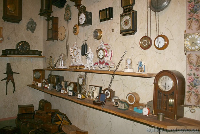 Muzejā ir arī istabas, kurā aplūkojamas dažādas tematiskas ekspozīcijas, piemēram, skulptūras, senlaiku pulksteņi, lādītes, kā arī īpaši rokdarbi 50920