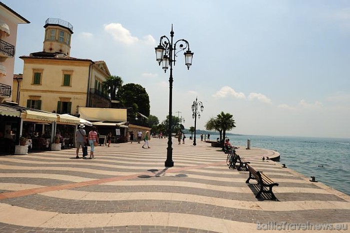 Garās promenādes ezera krastā tā vien aicina uz rāmām pastaigām 
Foto: Fototeca ENIT/Gino Ciancibr 51407
