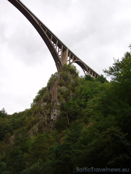 Šarganska Osmica dzelzceļš ved cauri Šargana kalnam, pa 22 tuneļiem, 10 tiltiem un viaduktiem, gar kalna sirdī dzīvojošo ciematiņu Devetkā
Foto: Vita 54574