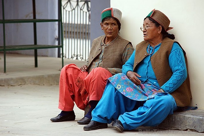 Atpūtas mirklis Budistu svētvietā - Dhamek stupa, Sarnath, pie Varanasī. Sarnath- svarīgs Tibetas diasporas centrs Indijas ZA
Foto: Guna Bērziņa 57054