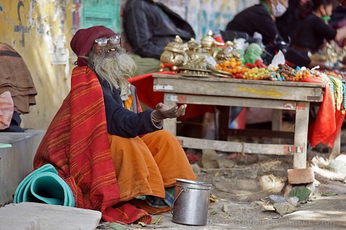 Dzīvespriecīgais ubags, saņemot Dalai Lamas iesvētīto maizīti. Sarnath
Foto: Guna Bērziņa 57061