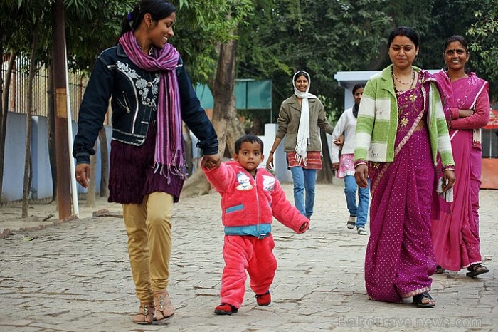 Hindu ģimene priecīgi iznākot no simboliskā Briežu dārza. Sarnath
Foto: Guna Bērziņa 57086