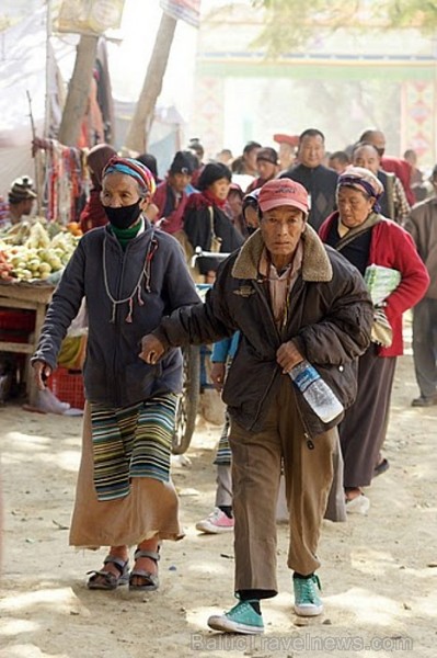 Pēc Dalai Lamas lekciju beigām, iznākot putekļainā ielā. Sarnath
Foto: Guna Bērziņa 57088