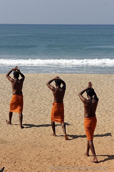 Hindu ģimenes vīrieši saņem svētību Pudžā galvenokārt. Papanasam Beach, Varkalai, Kerala
Foto: Guna Bērziņa 57091