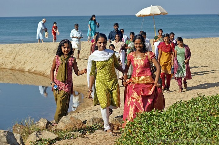 Hindu ģimenes svētku pastaiga svētajā Papanasam Beach. Kerala
Foto: Guna Bērziņa 57092