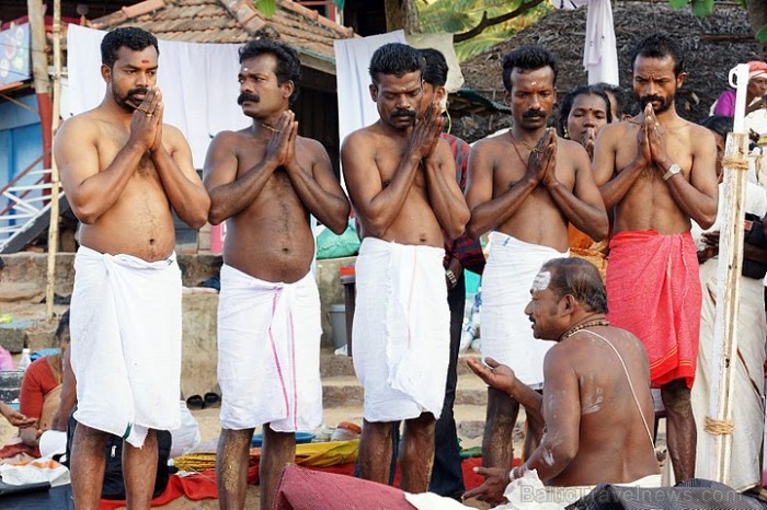 Ģimenes vīrieši saņem svētību Pudžas laikā. Papanasam Beach, Kerala
Foto: Guna Bērziņa 57093