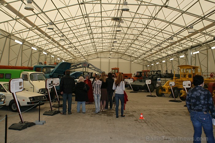Ceļu būvniecības mašīnas un pārvietošanās līdzekļi ir izstādīti apskatei 1000 m² lielā mašīnu hallē un brīvā dabā muzeja teritorijā 61293