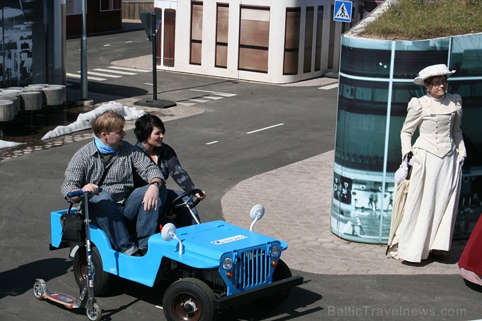 Ceļabiedrus, kuriem pārvietošanās ar kājminamo transporta līdzekli ir kļuvusi par grūtu  - droši var uzņemt savā auto 61304