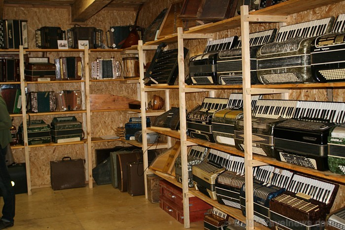 Senlaiku mūzikas instrumentu darbnīcā var ieraudzīt plašu akordeonu, ermoņiku, cītaru, mandolīnu un citu seno mūzikas instrumentu kolekciju 62261