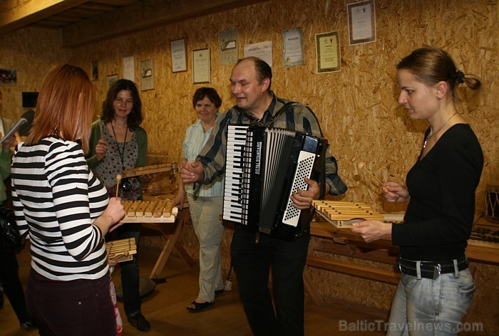 Ar labu vadītāju - ikviena dziesma skanēs labi un ritmiski, un mūsos radīsies pārliecība par savām muzikālajām spējām 62272