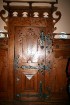 Masīvās durvis ar krāšņajiem metāla apkaluma ornamentiem, liecina par kādreizējo varenību 4
