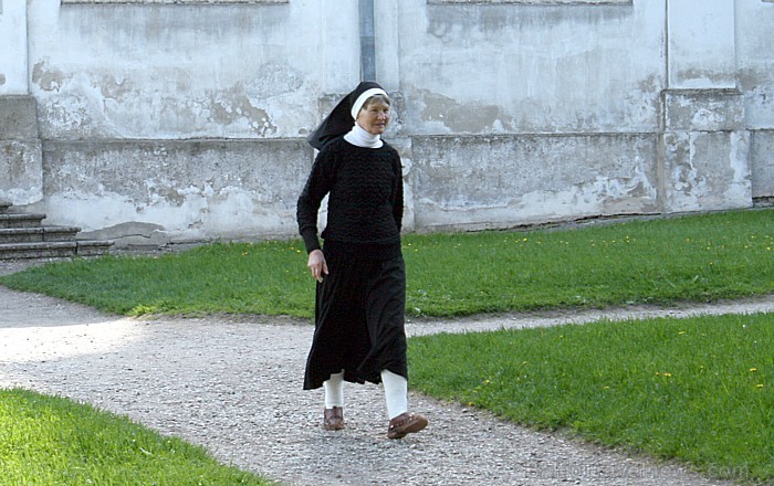 Tagad klosterī dzīvo 19 mūķenes, kas labprāt izvadā viesus pa klostera teritoriju 64883