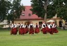 Uz Dikļu pils galvenā laukuma notika tautas deju ansambļa Gauja koncerts 45