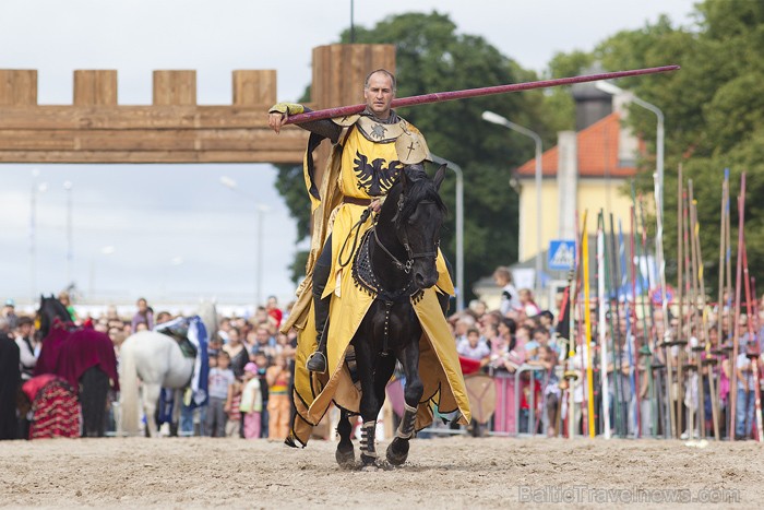 Rīgas 810 gadu jubilejas svētku ietvaros, 11. novembra krastmalā notika vēl Latvijā klātienē neredzētas bruņinieku cīņas zirgos. Foto: www.fotoprojekt 65967