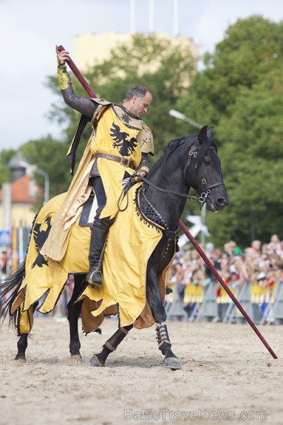 Rīgas 810 gadu jubilejas svētku ietvaros, 11. novembra krastmalā notika vēl Latvijā klātienē neredzētas bruņinieku cīņas zirgos. Foto: www.fotoprojekt 65968