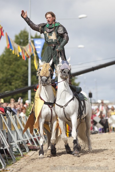 Rīgas 810 gadu jubilejas svētku ietvaros, 11. novembra krastmalā notika vēl Latvijā klātienē neredzētas bruņinieku cīņas zirgos. Foto: www.fotoprojekt 65971