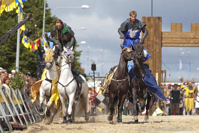 Rīgas 810 gadu jubilejas svētku ietvaros, 11. novembra krastmalā notika vēl Latvijā klātienē neredzētas bruņinieku cīņas zirgos. Foto: www.fotoprojekt 65974