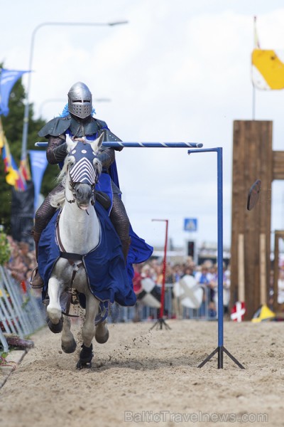 Rīgas 810 gadu jubilejas svētku ietvaros, 11. novembra krastmalā notika vēl Latvijā klātienē neredzētas bruņinieku cīņas zirgos. Foto: www.fotoprojekt 65985