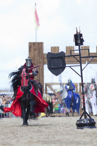 Rīgas 810 gadu jubilejas svētku ietvaros, 11. novembra krastmalā notika vēl Latvijā klātienē neredzētas bruņinieku cīņas zirgos. Foto: www.fotoprojekt 65986