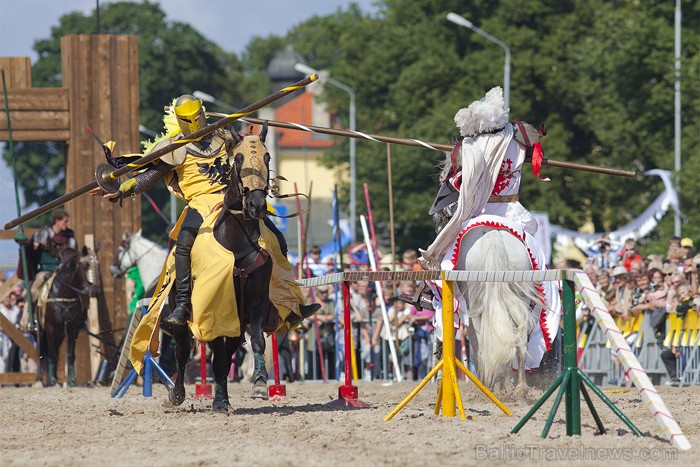 Rīgas 810 gadu jubilejas svētku ietvaros, 11. novembra krastmalā notika vēl Latvijā klātienē neredzētas bruņinieku cīņas zirgos. Foto: www.fotoprojekt 65988